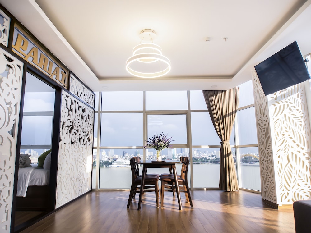 Pariat River Front Hotel 58/62