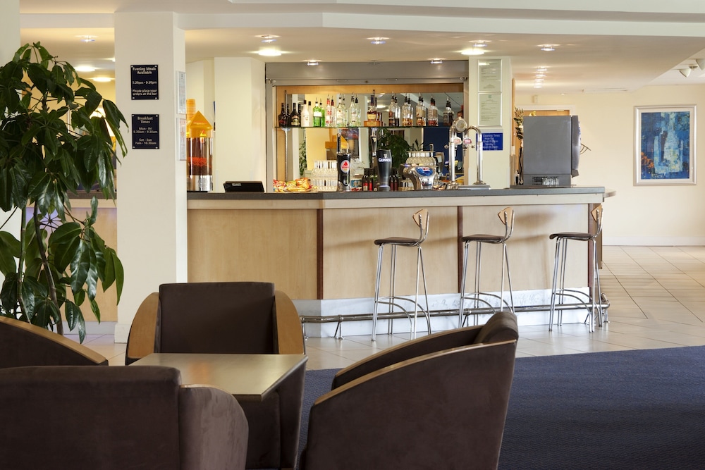 Holiday Inn Express Cardiff Airport 21/27