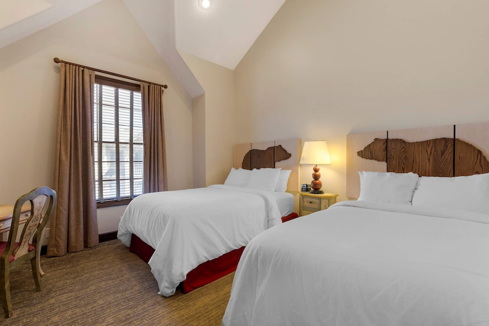 3 Bedrooms, Suite, 2 King Beds, 2 Queen Beds, Sofa