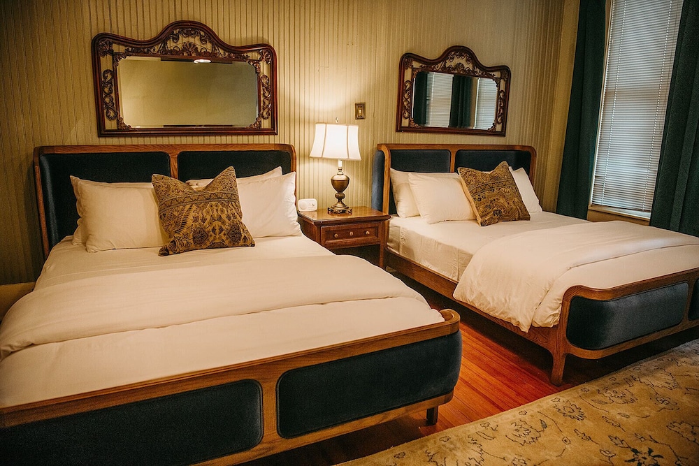 Family, Single, 2 Queen Beds