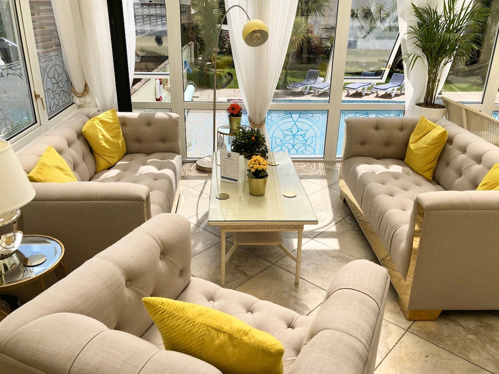 Riviera Lodge Hotel 25/50