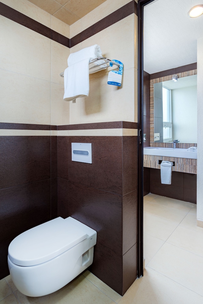 غرفة قياسية بسريرين كوين، Comfort Inn Puebla Centro Historico 4/4
