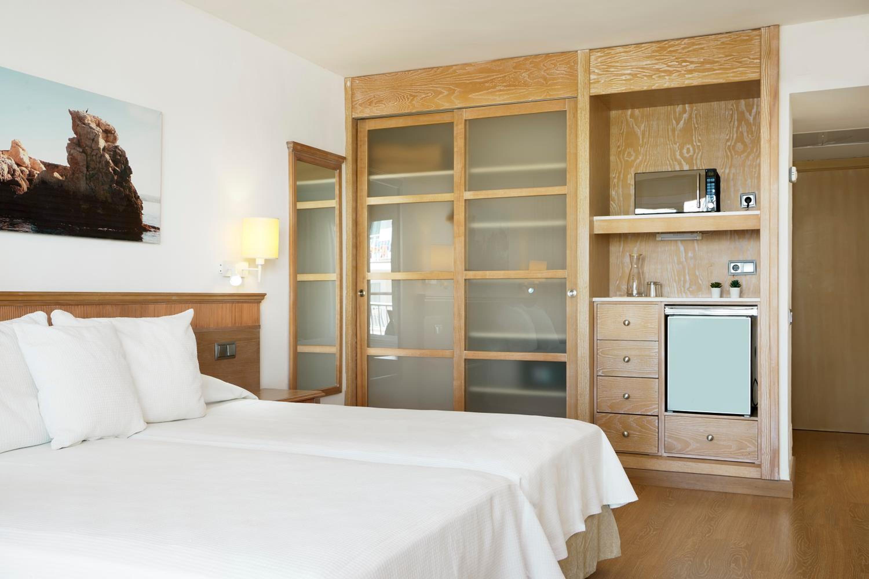 Room, Twin Beds, Lateral Side Sea View