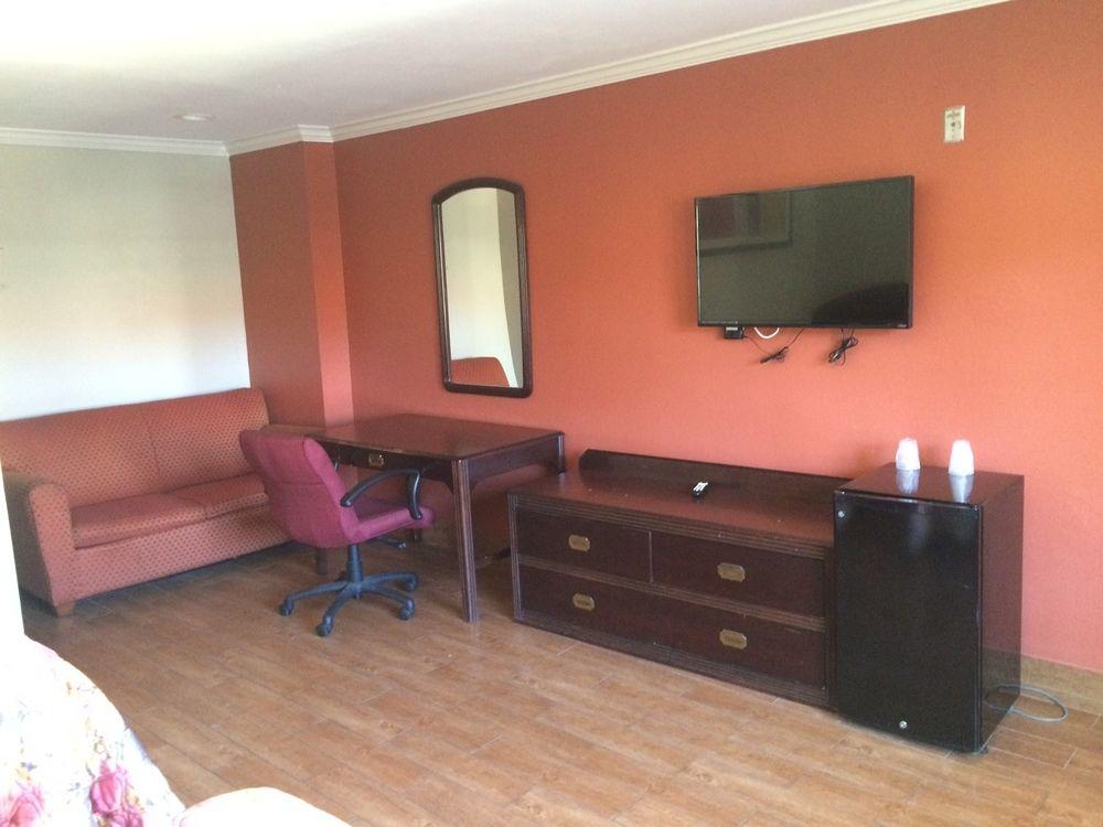 Hyland Motel Long Beach 13/27