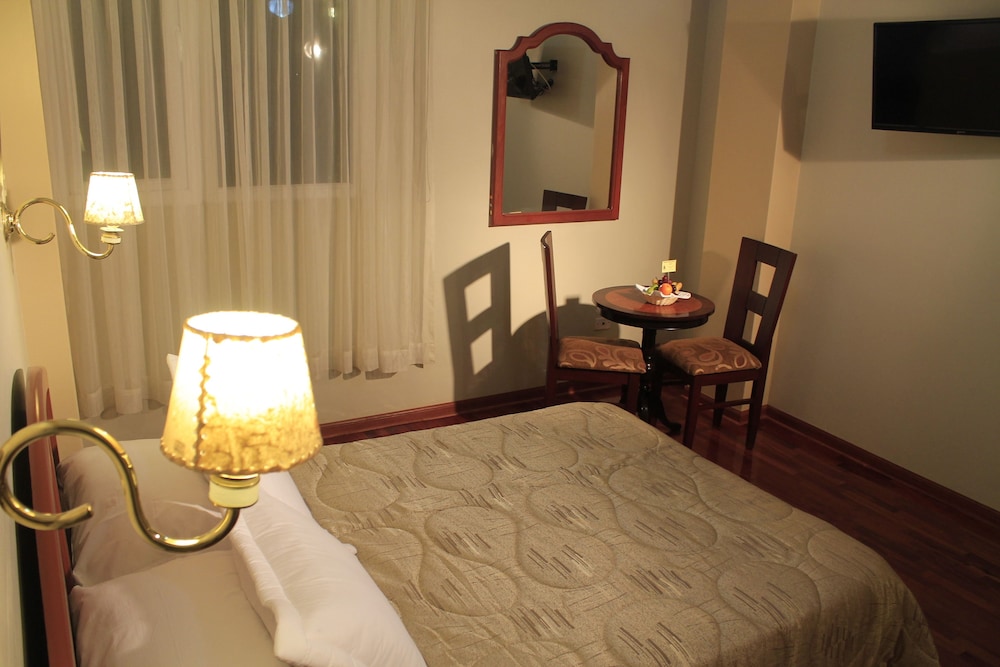 MANHATTAN INN AIRPORT HOTEL 15/73