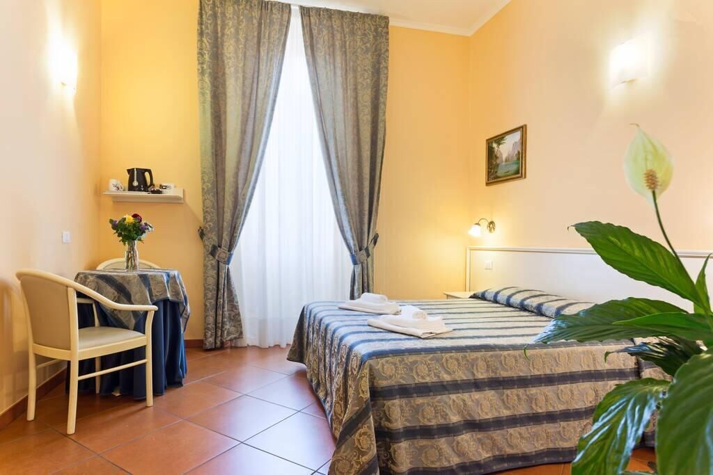 ROOM, DOUBLE OR TWIN BED