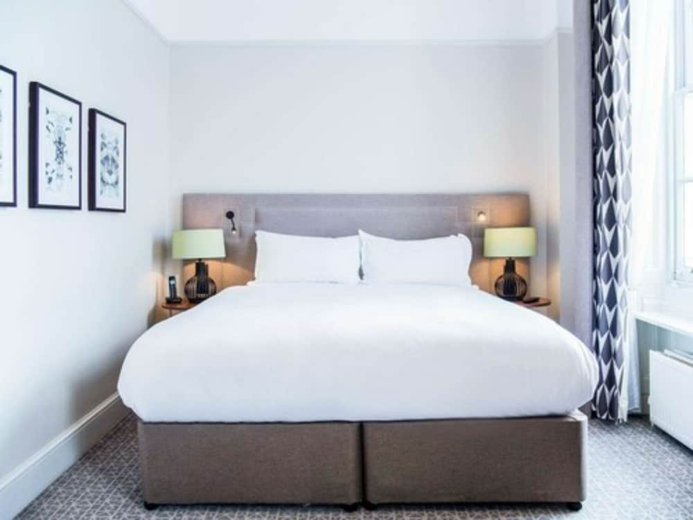 Queens Hotel Cheltenham 15/53