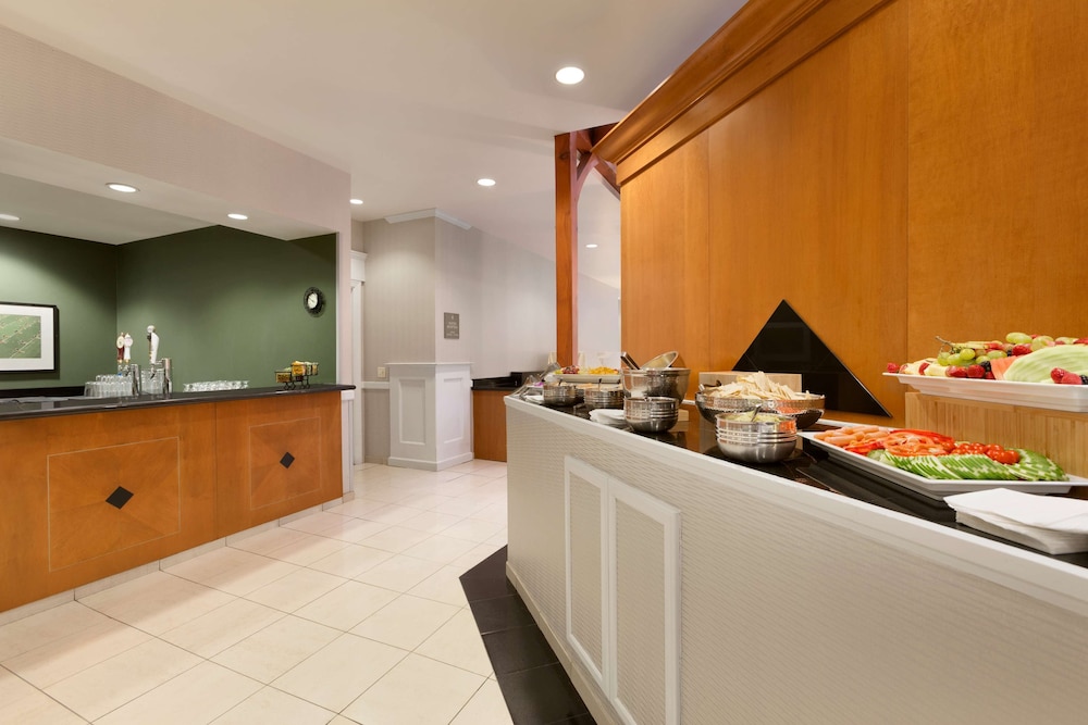 Embassy Suites by Hilton Newark Wilmington South 11/50