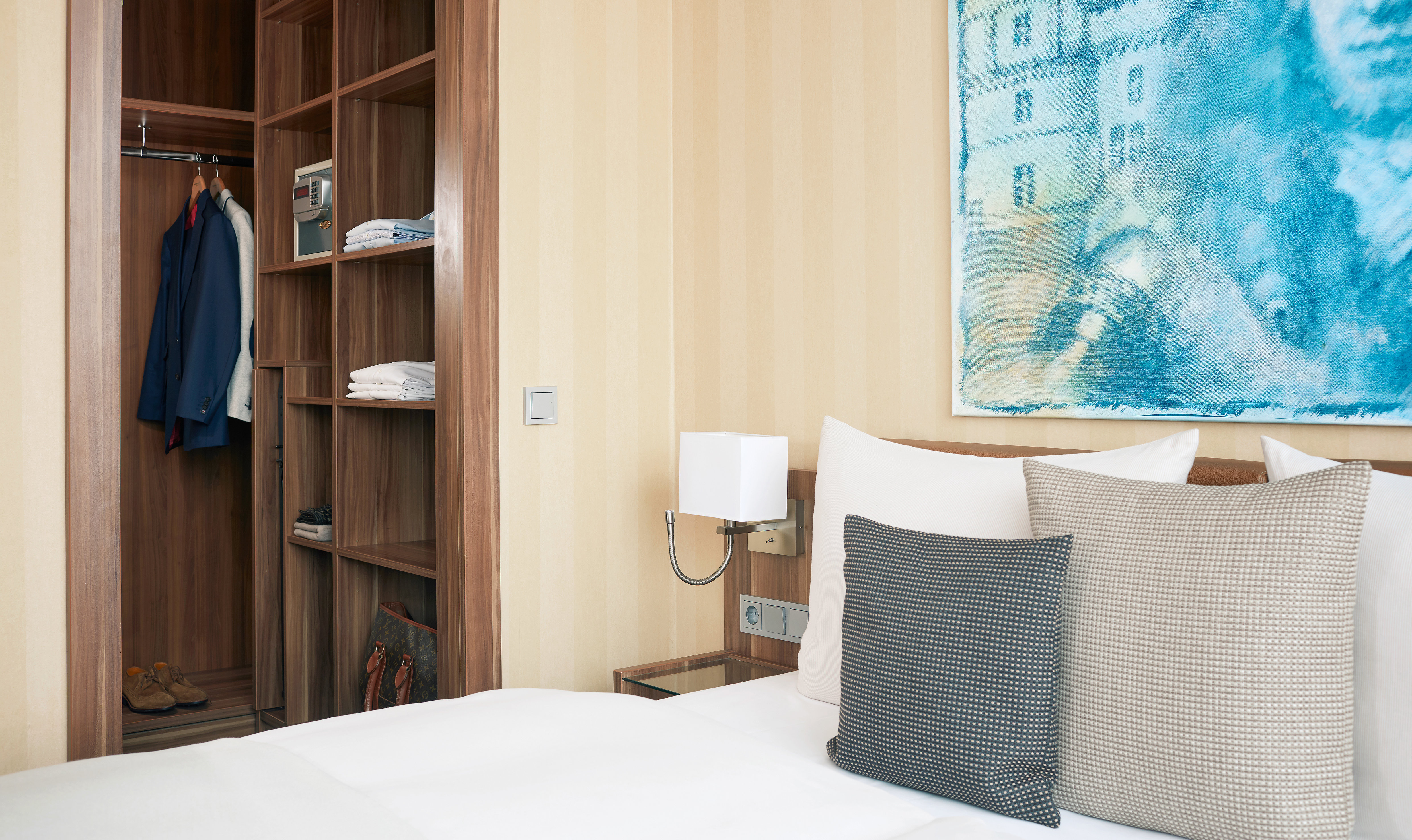 DELUXE, DOUBLE BED