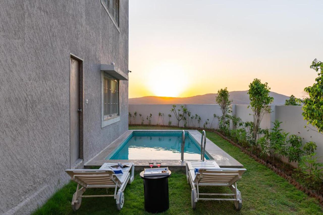 ELIVAAS Shourya Viola 3 BHK Villa with Pvt Pool & Garden 14/19