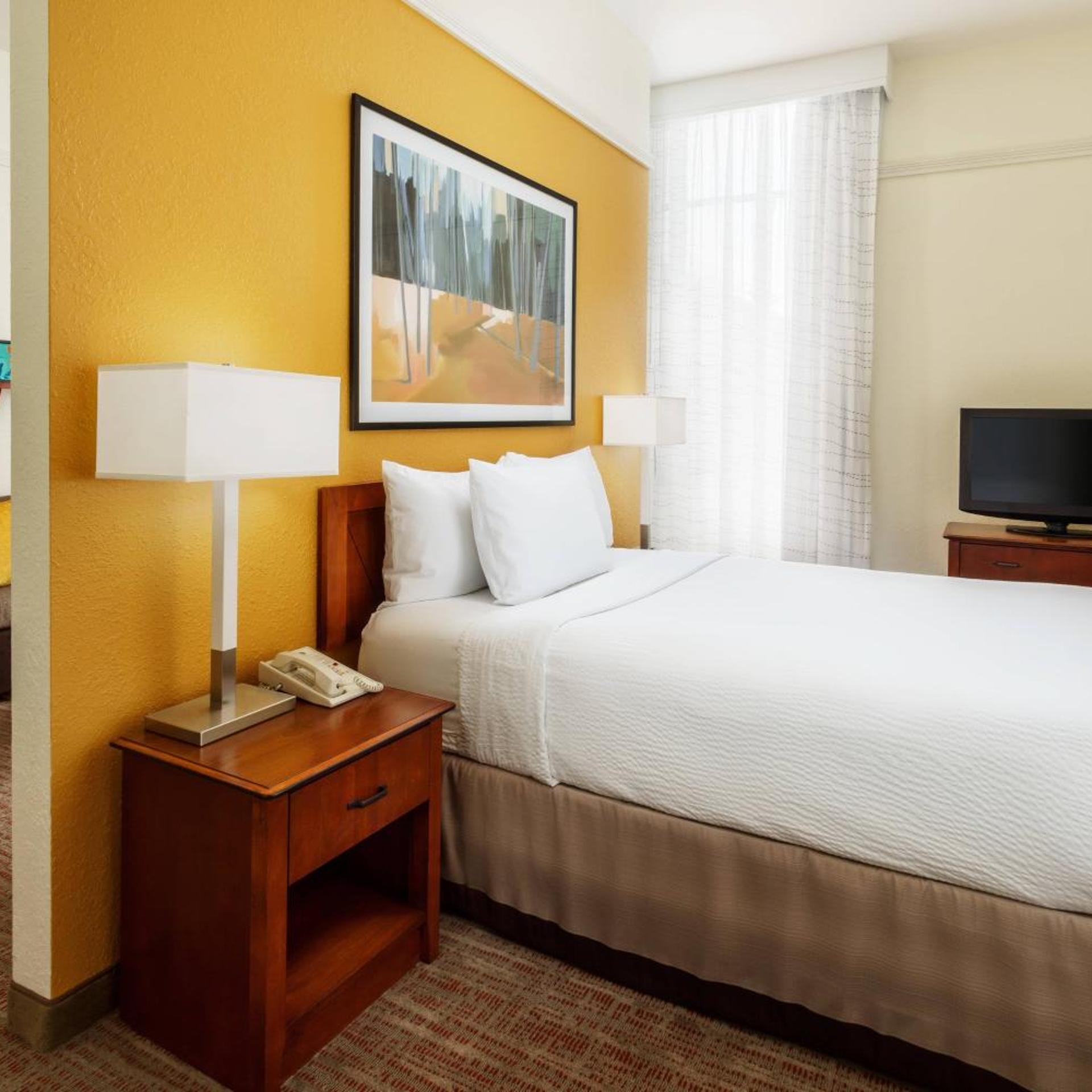Studio, Queen Bed, Large