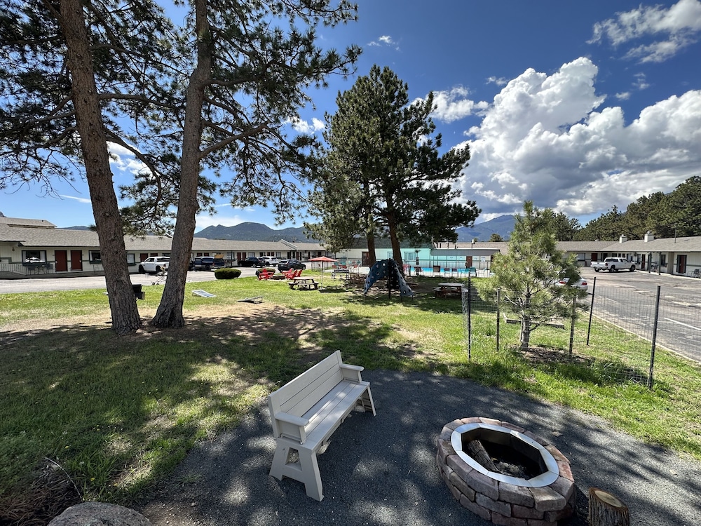 Estes Mountain Inn 64/70