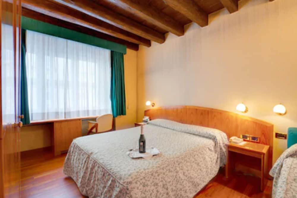 Hotel Corot 11/33