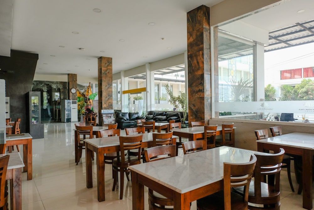 SUPER OYO Townhouse OAK Series Style Hotel Jember 17/21