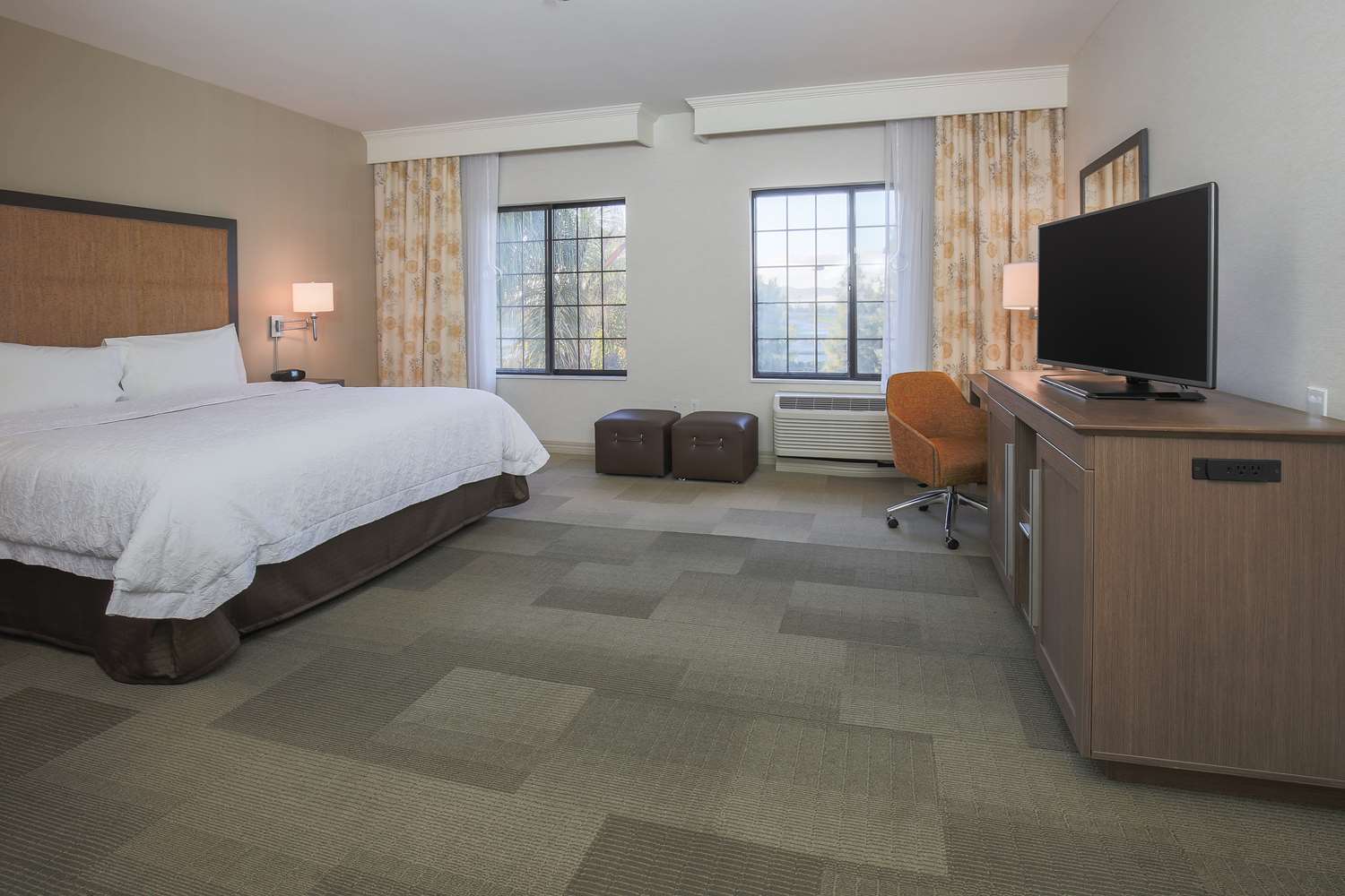 غرفة بسرير كينج بحوض استحمام لذوي الإعاقة