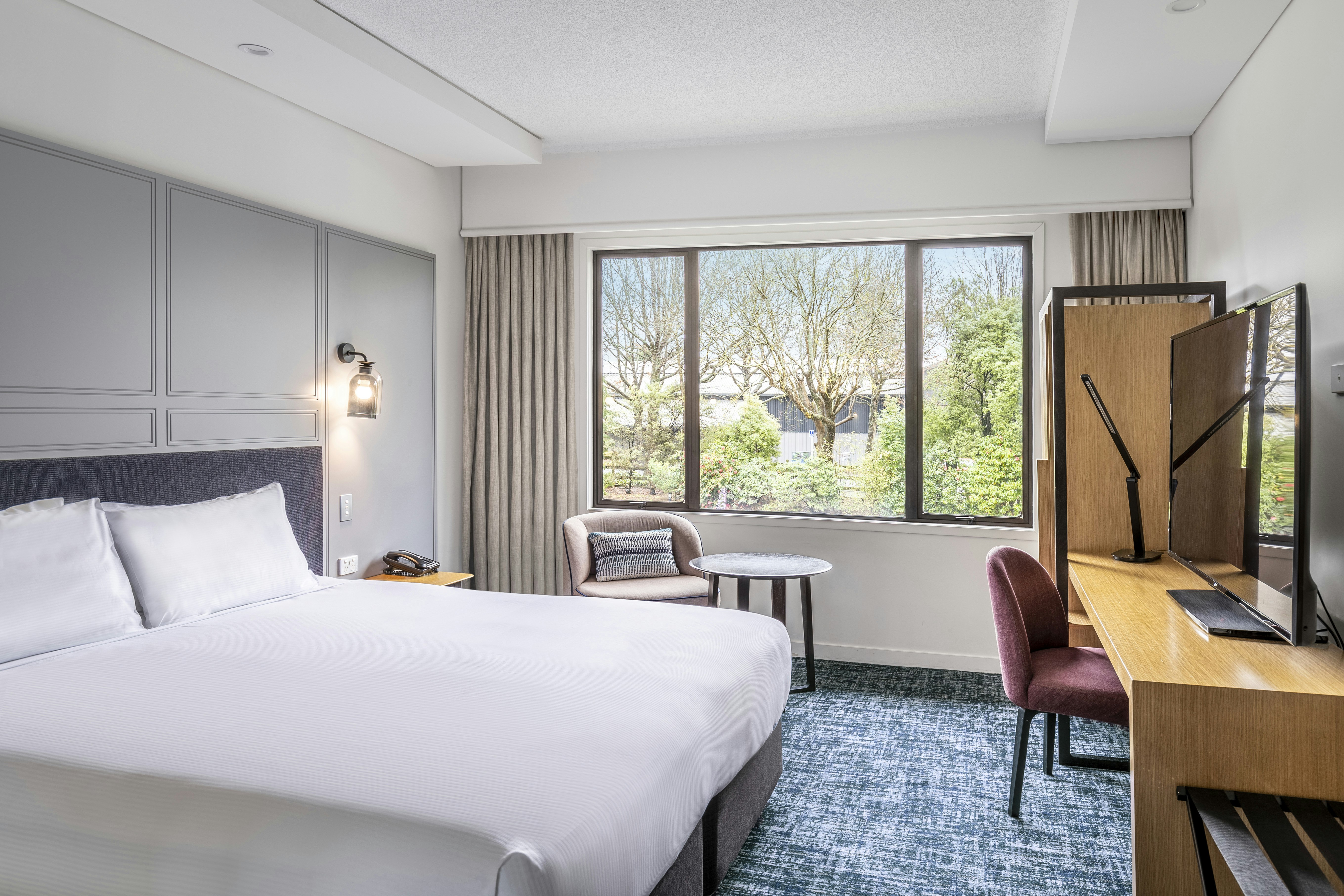 DELUXE, KING BED