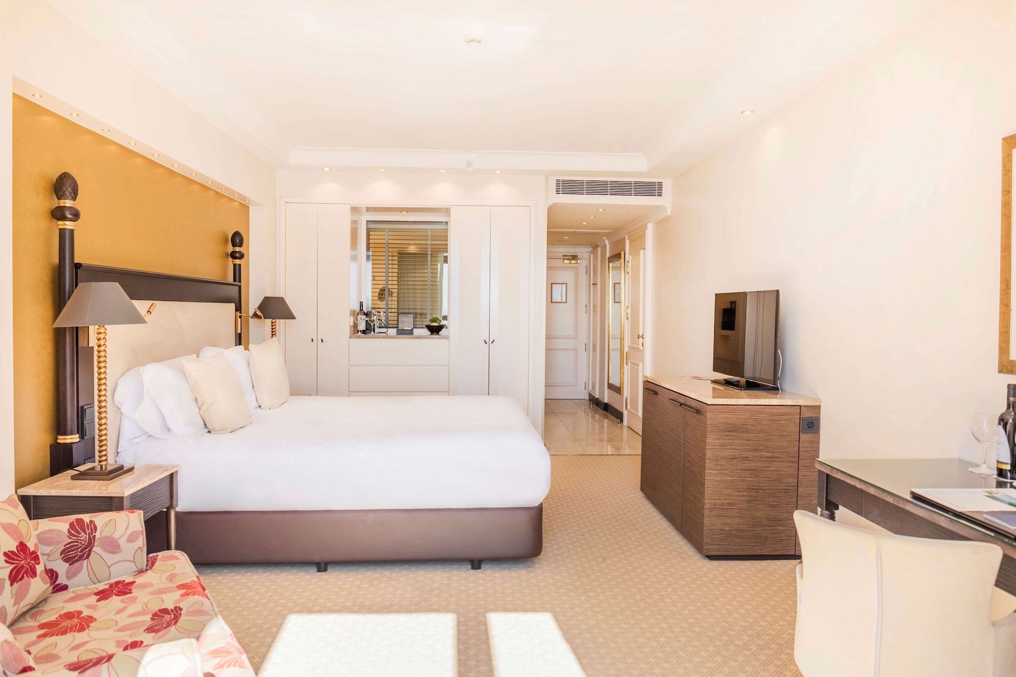 Mediterranean, King Bed