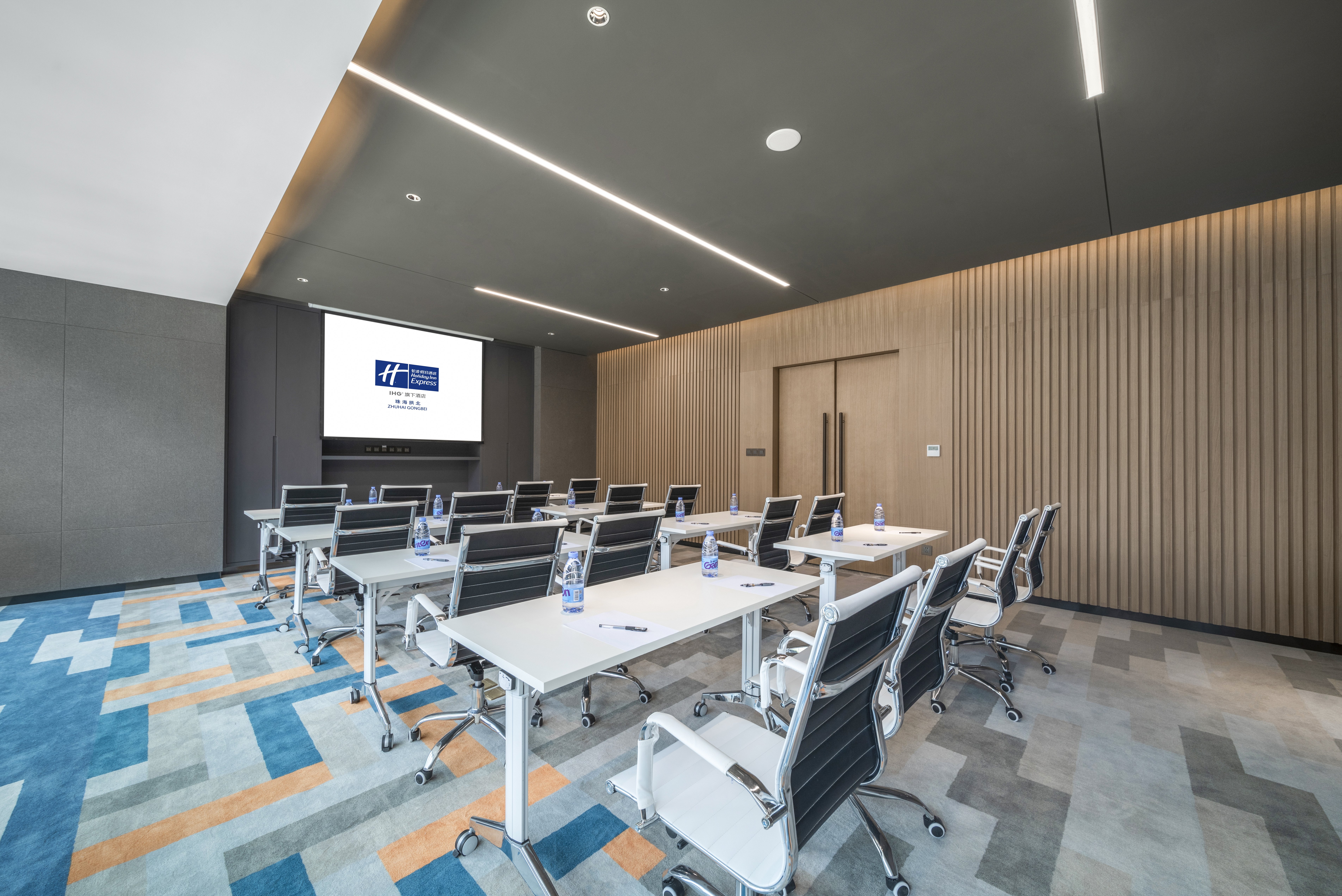 Holiday Inn Express Zhuhai Gongbei 53/63