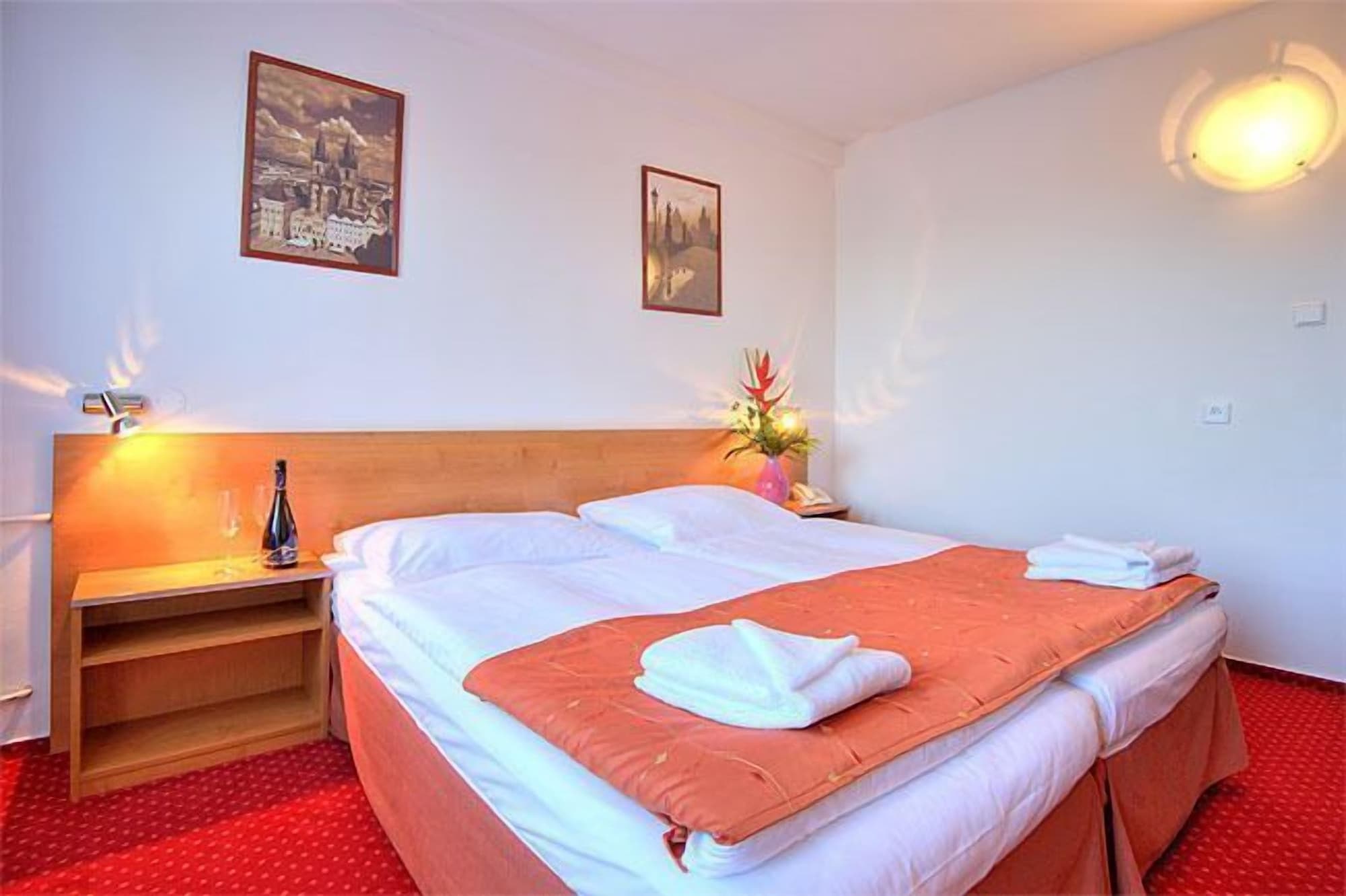ROOM, TWIN BEDS