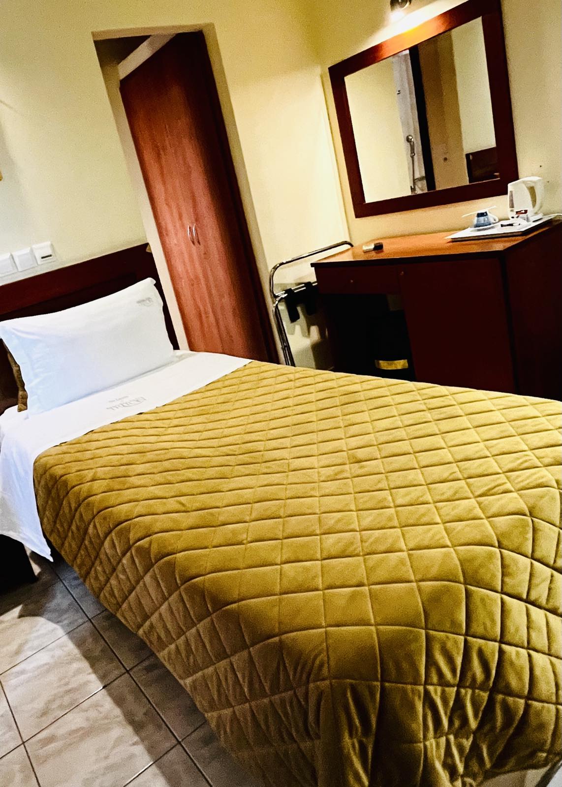SINGLE ROOM
