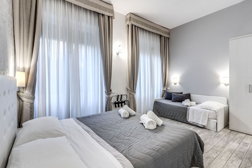 ROOM, DOUBLE BED