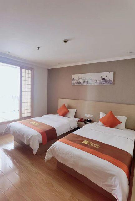 ELEGANT, TWIN BEDS