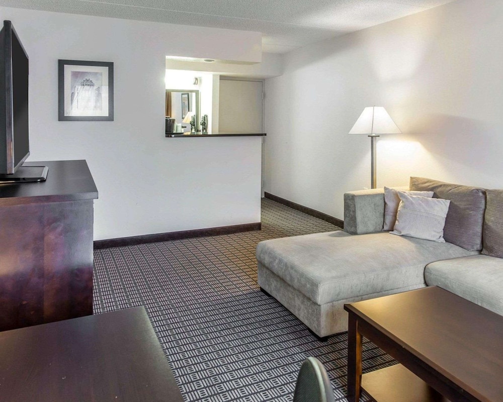 Clarion Hotel & Suites BWI Airport North 34/62
