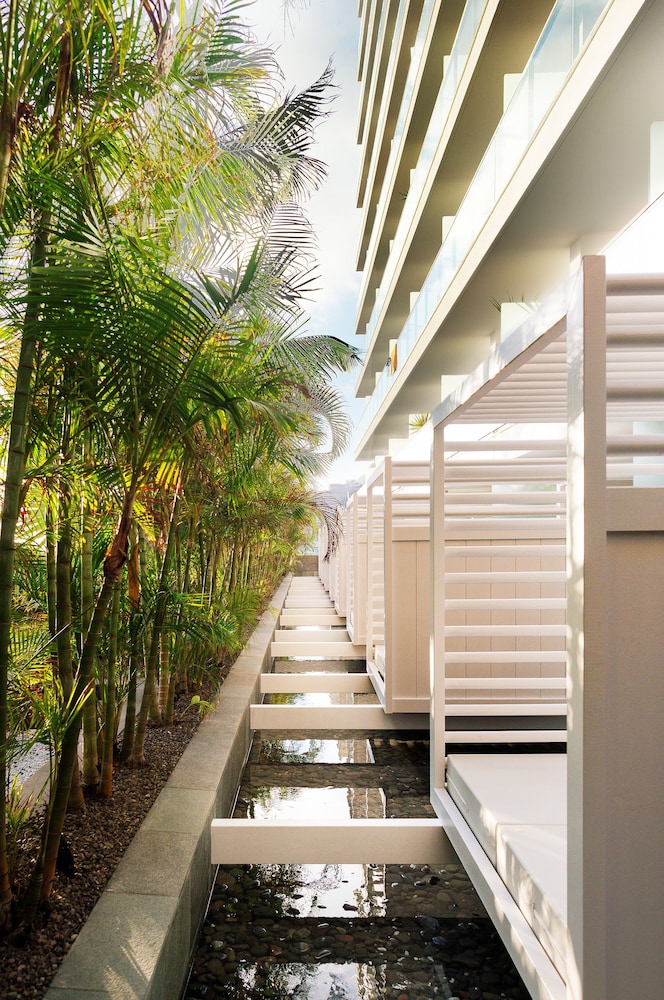 Marina Suites Hotel 4/68