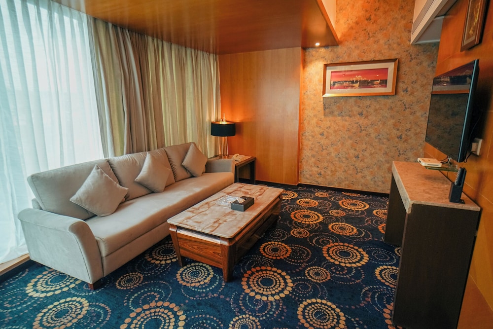 The Peninsula Grand 48/68