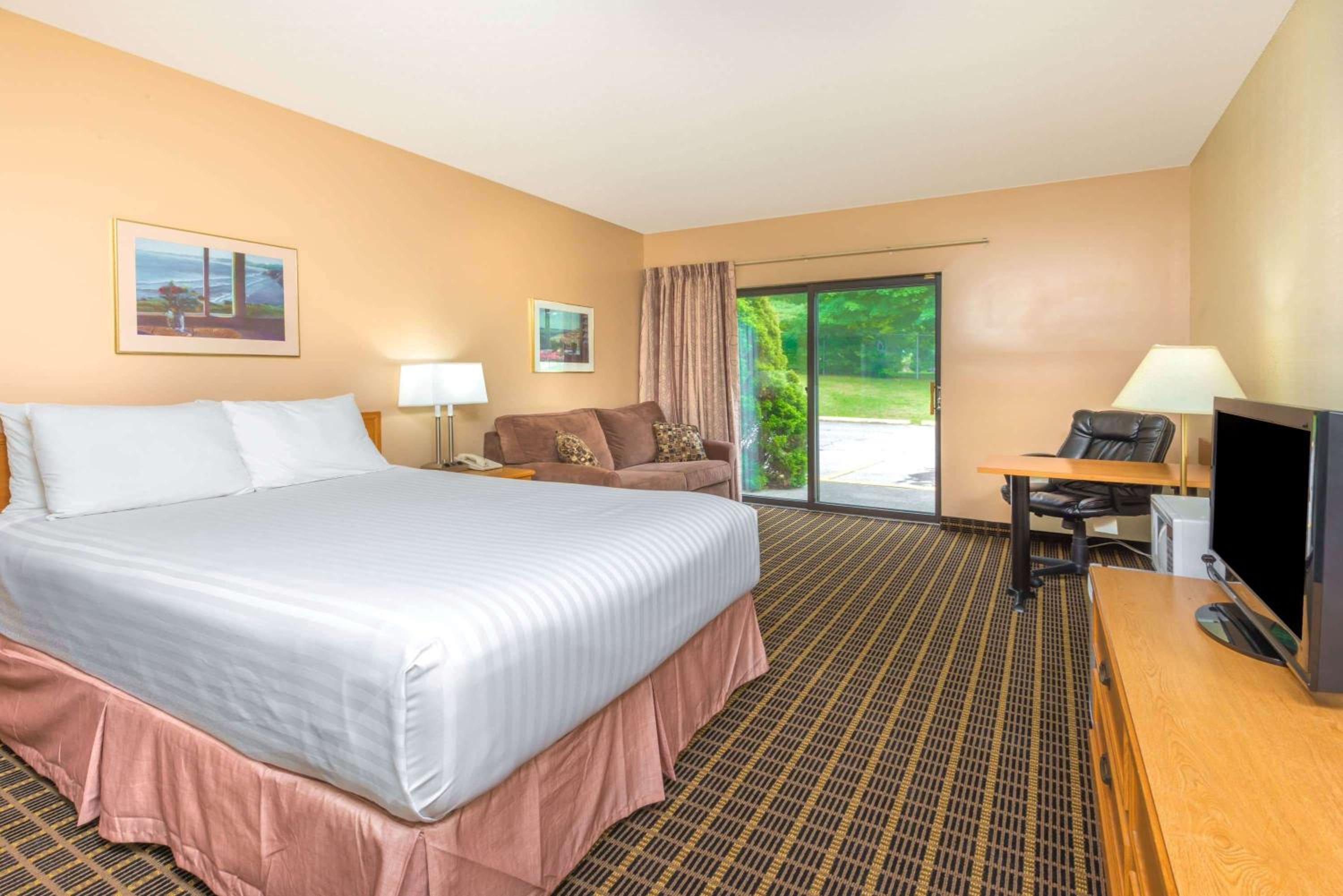 Howard Johnson by Wyndham Tillsonburg 13/28