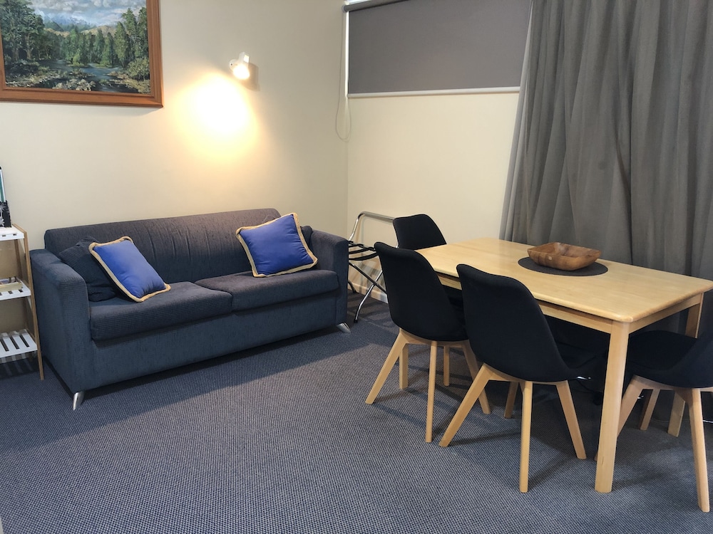MANAPOURI LAKEVIEW MOTOR INN 39/69