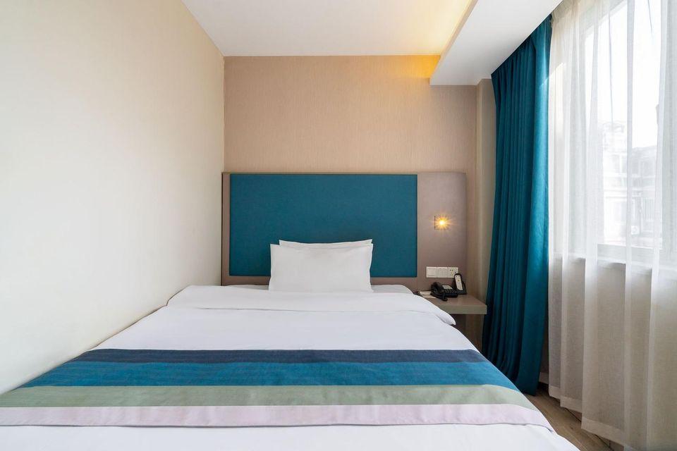 Queen Bed Room