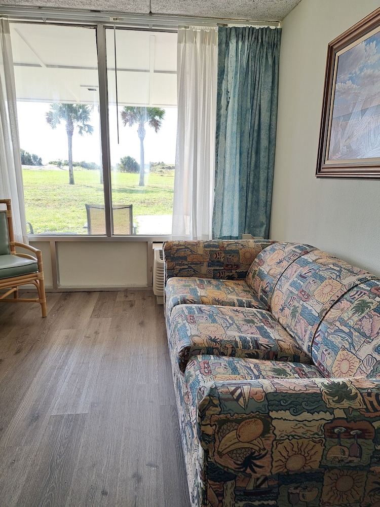 Days Inn & Suites By Wyndham Jekyll Island 37/58
