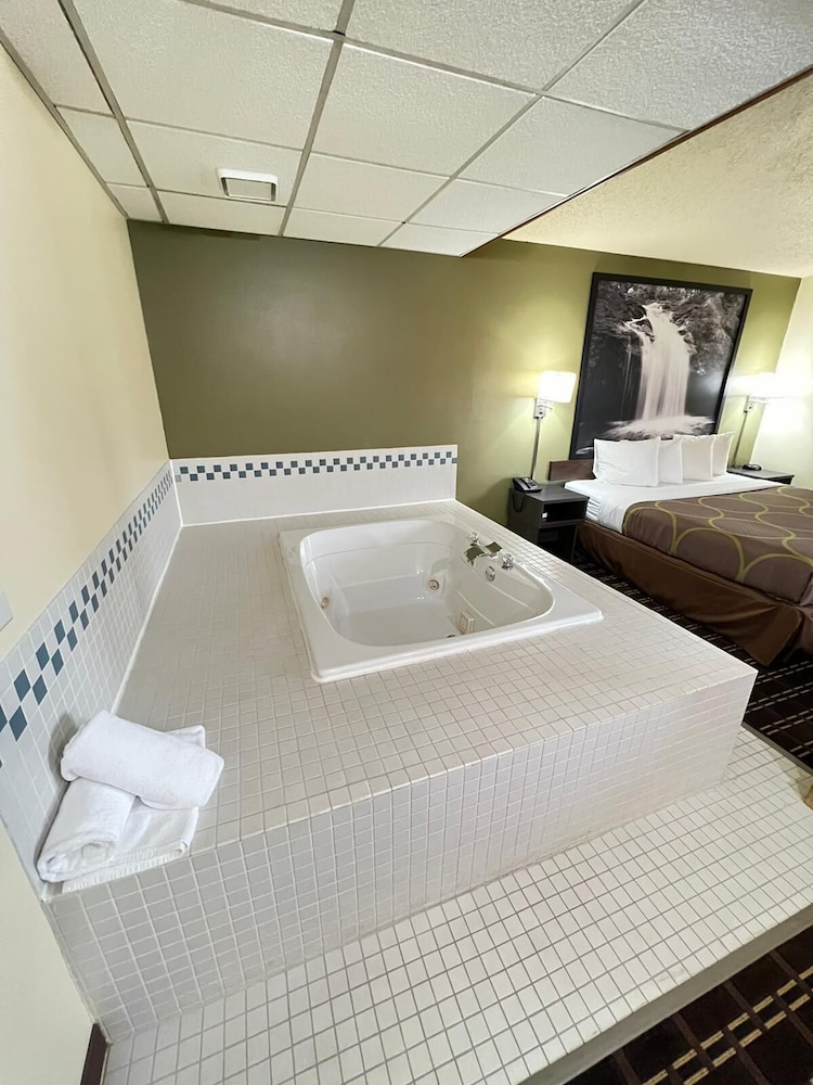 Super 8 by Wyndham Watertown WI 15/49