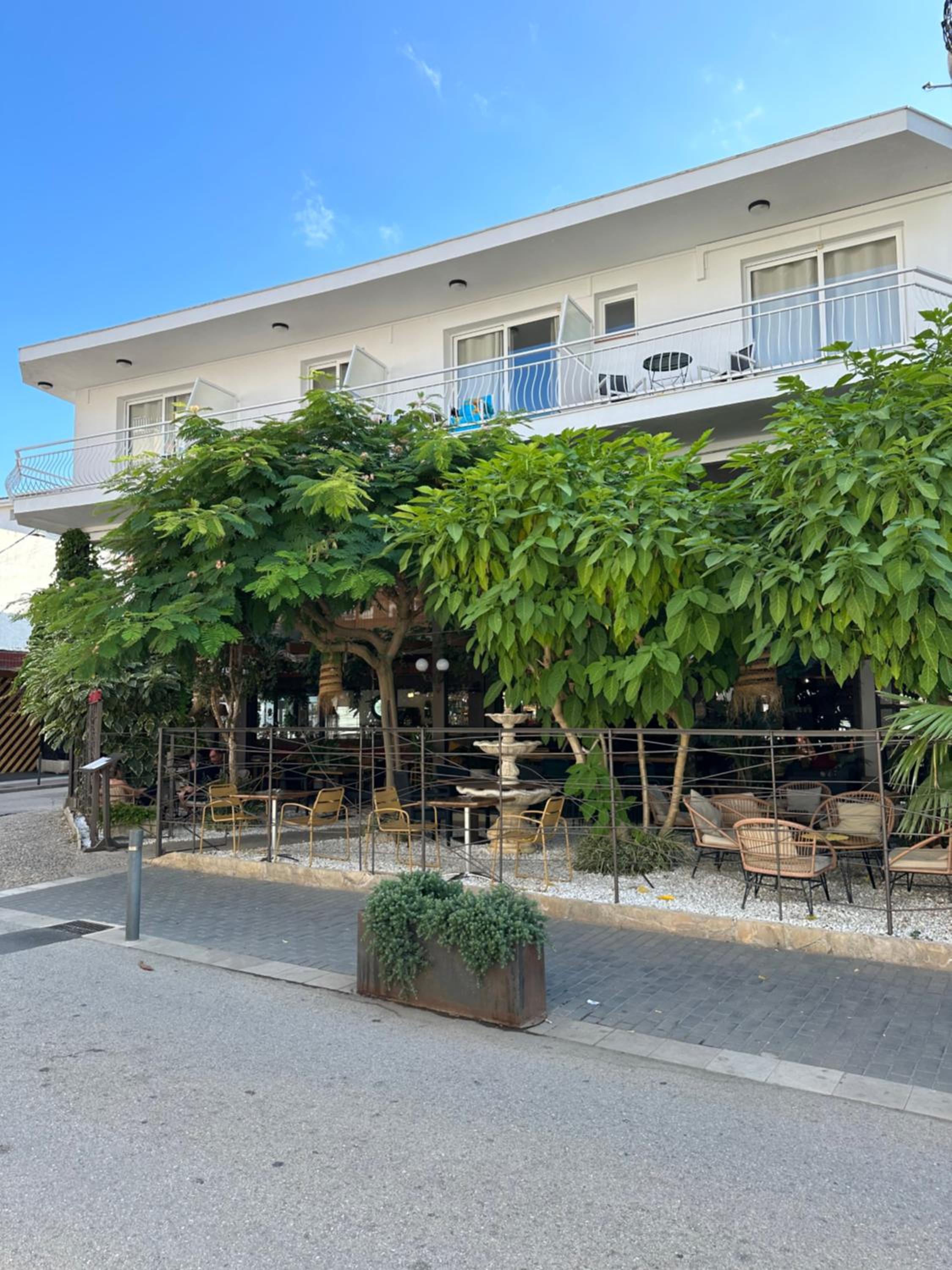 L'illa Hotel 2/25