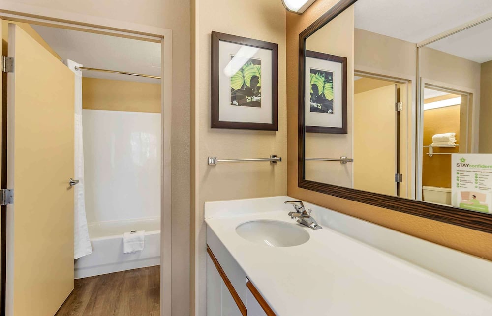Studio 6 Extended Stay Chicago Vernon Hills Lincolnshire IL 54/58
