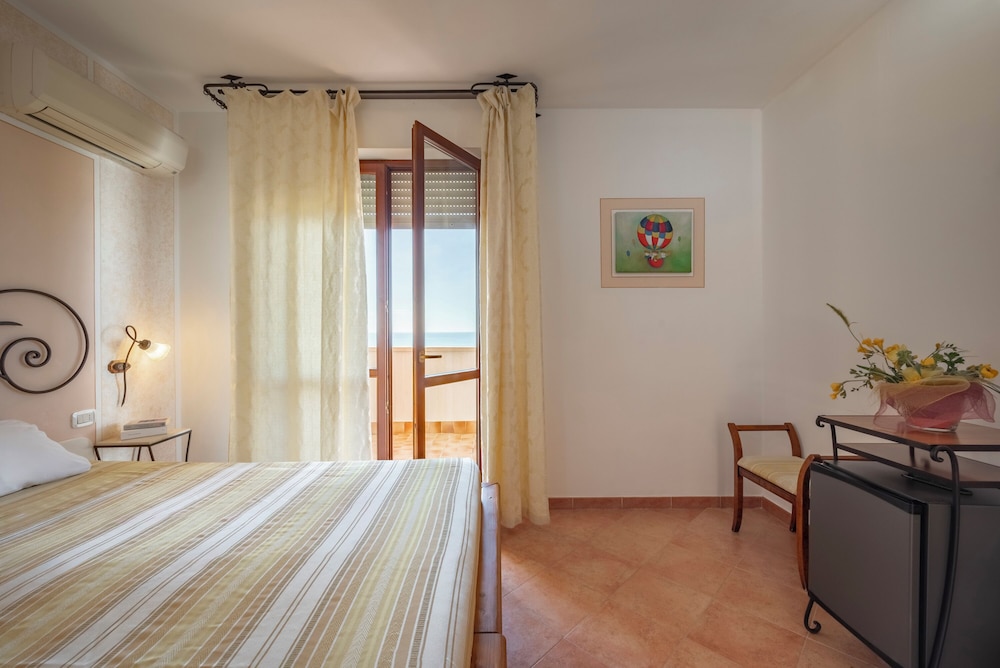 SUPERIOR, SUITE, QUEEN BED, SEA VIEW, SOFA, BALCONY