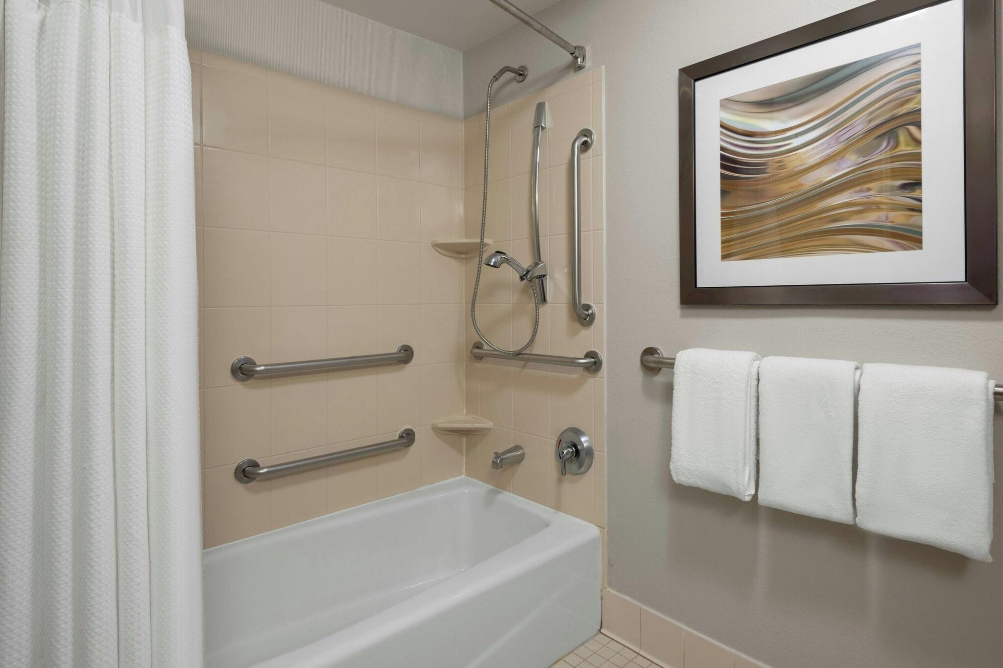 غرفة بسرير كينج لذوي الإعاقة، Courtyard Rockford 4/5