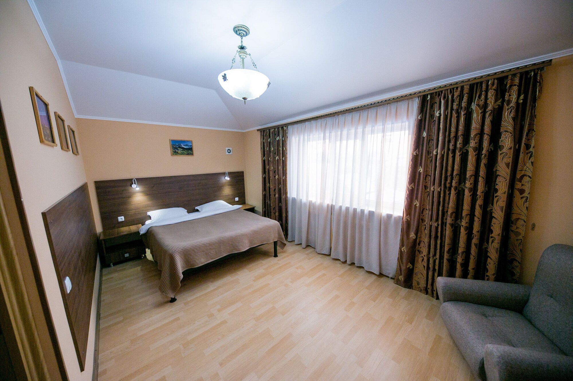 2 BEDROOMS, FAMILY, QUEEN AND TWIN BEDS