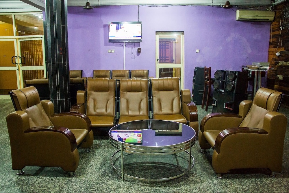 Emglo Suites 19/36