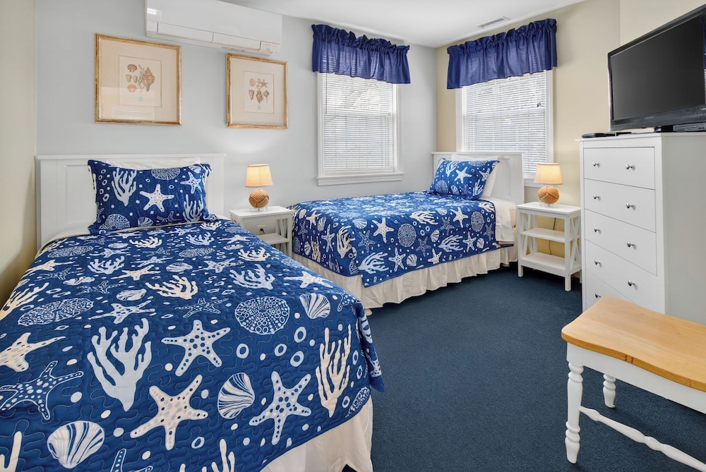 كوخ بسرير كينج وسريرين منفصلين وسرير كوين بـ3 غرف نوم، Colonial Acres Resort 2/7