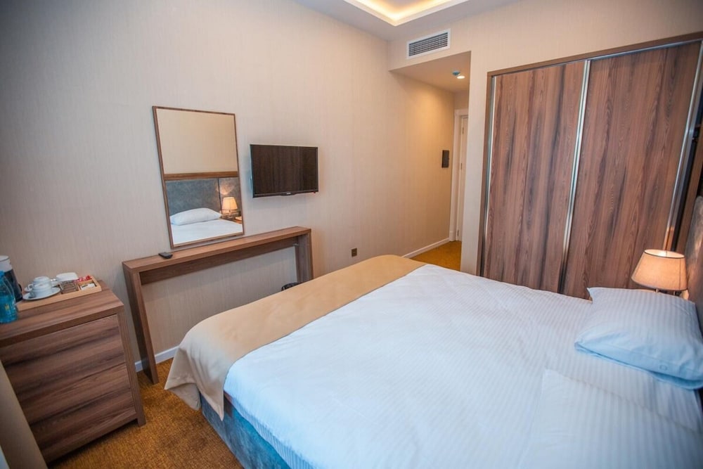 ECONOMY, DOUBLE OR TWIN BED