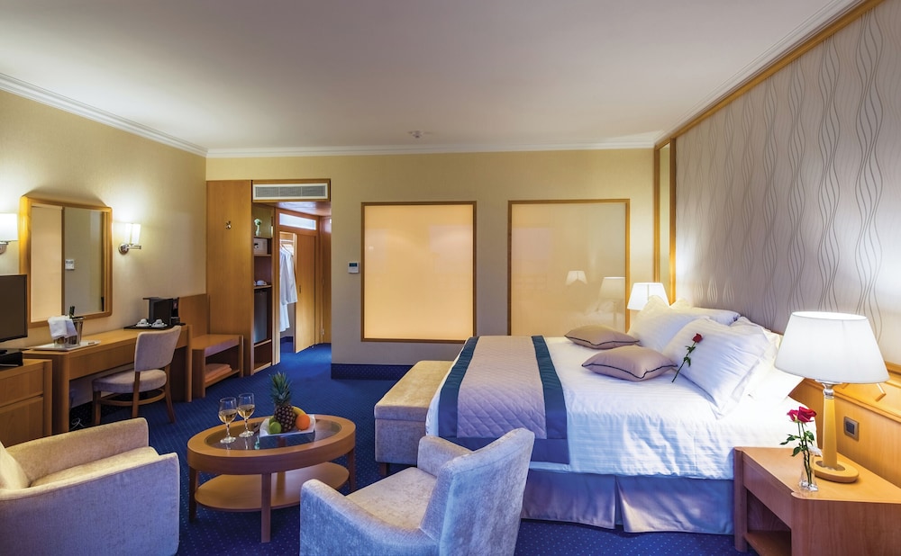 Junior Suite, King Bed, Land View