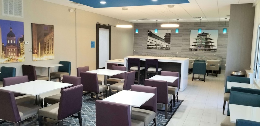 La Quinta Inn and Suites by Wyndham Indianapolis Downtown 42/50