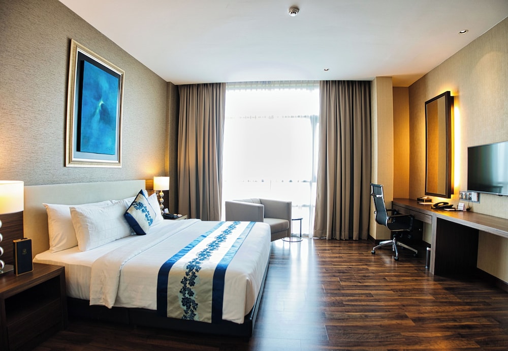 Executive Suite With Club Floor Access