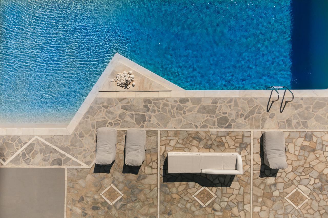 Mr & Mrs White Tinos 37/44