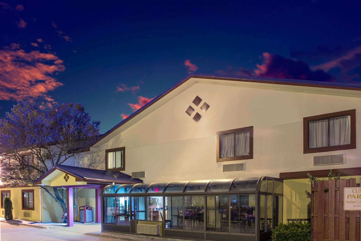 Super 8 By Wyndham Champaign 4/52
