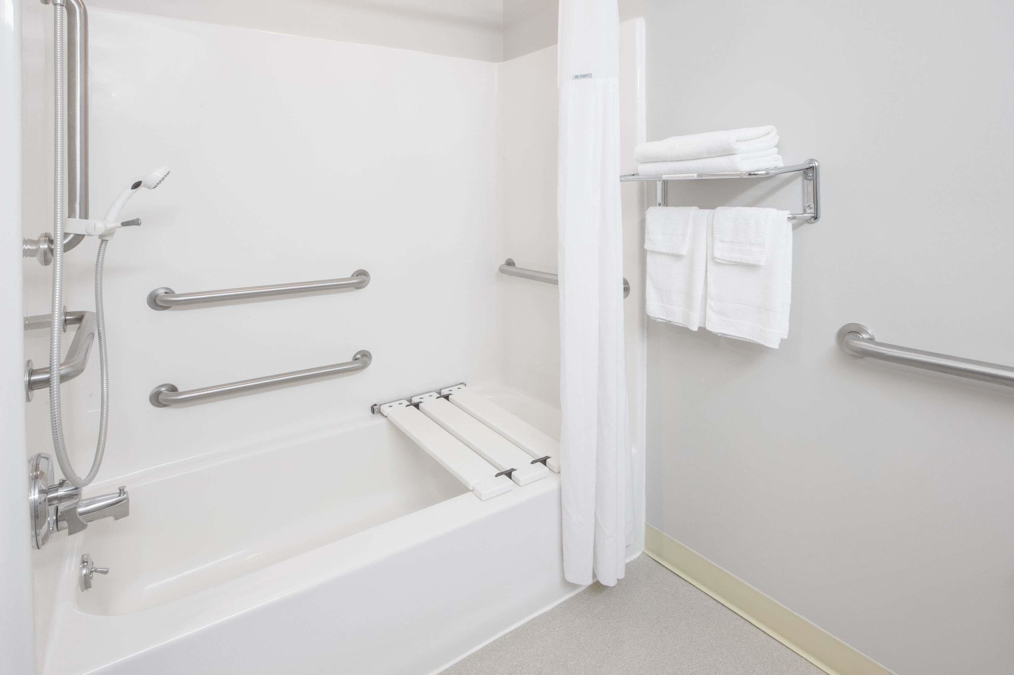 Suite, Queen Bed, Accessible