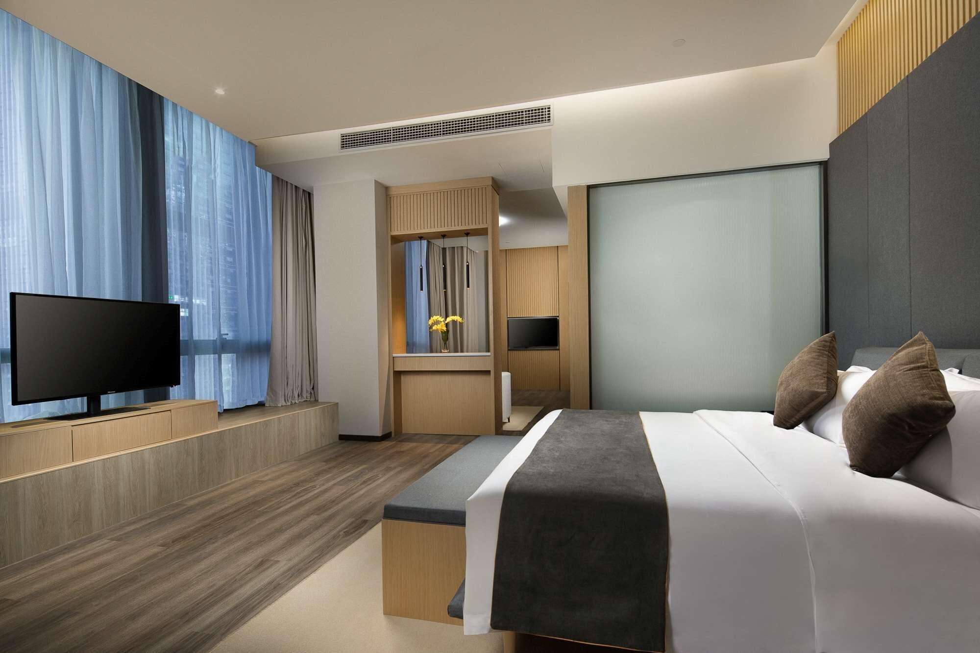 SUPERIOR, SUITE, KING BED