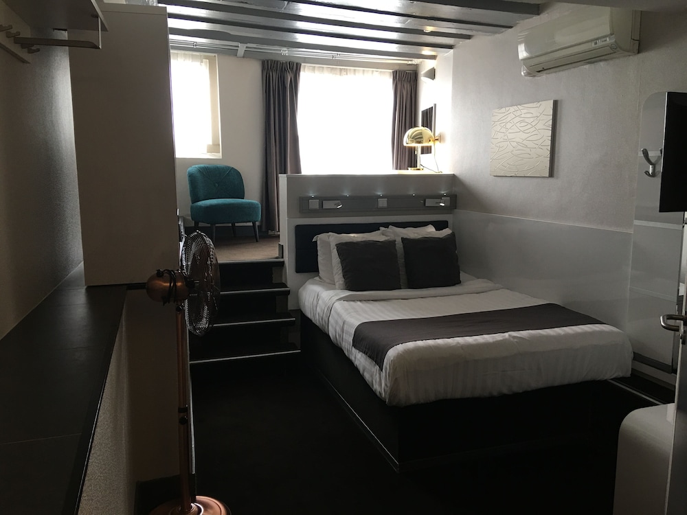 STANDARD, DOUBLE BED, CANAL VIEW